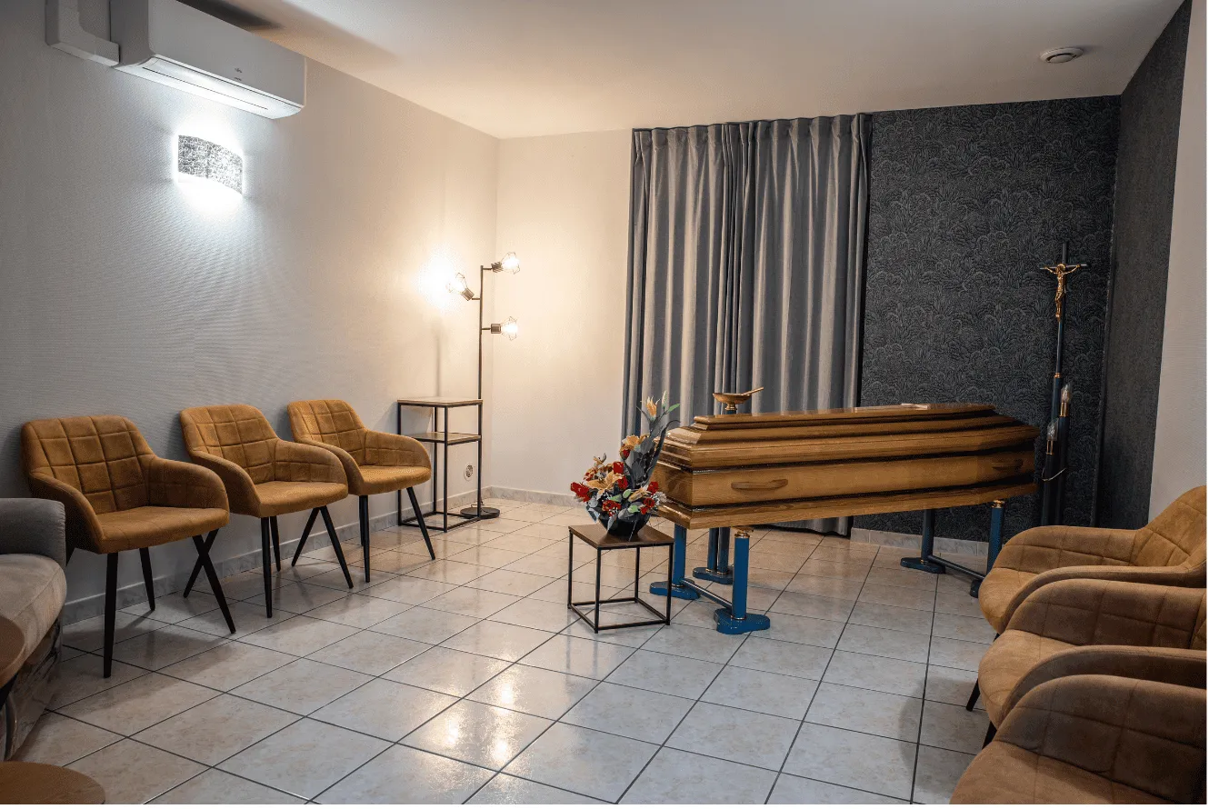 Chambre funéraire moderne et paisible aménagée pour le recueillement.