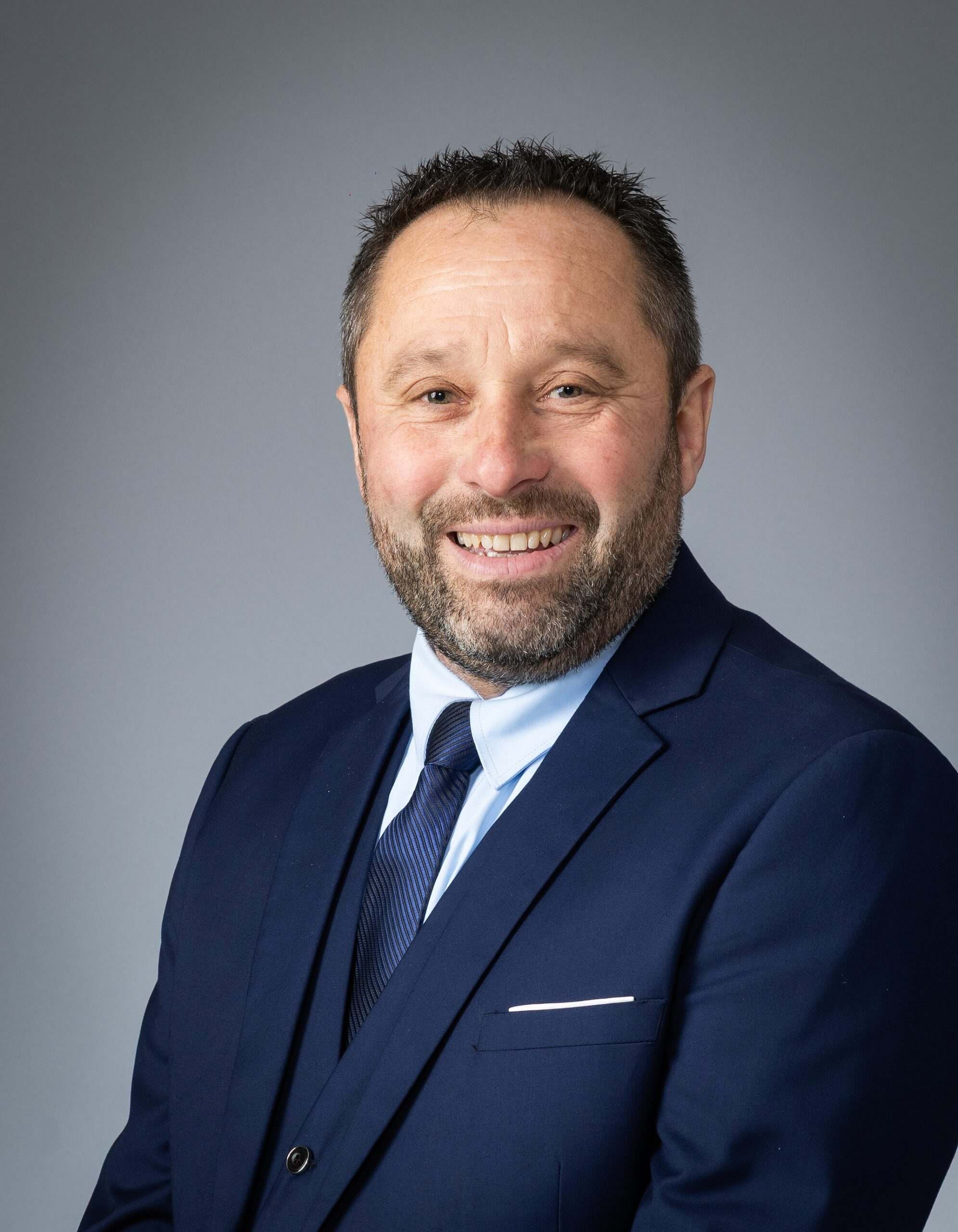 Damien Ousset, marbrier funéraire aux commandes de son véhicule technique.