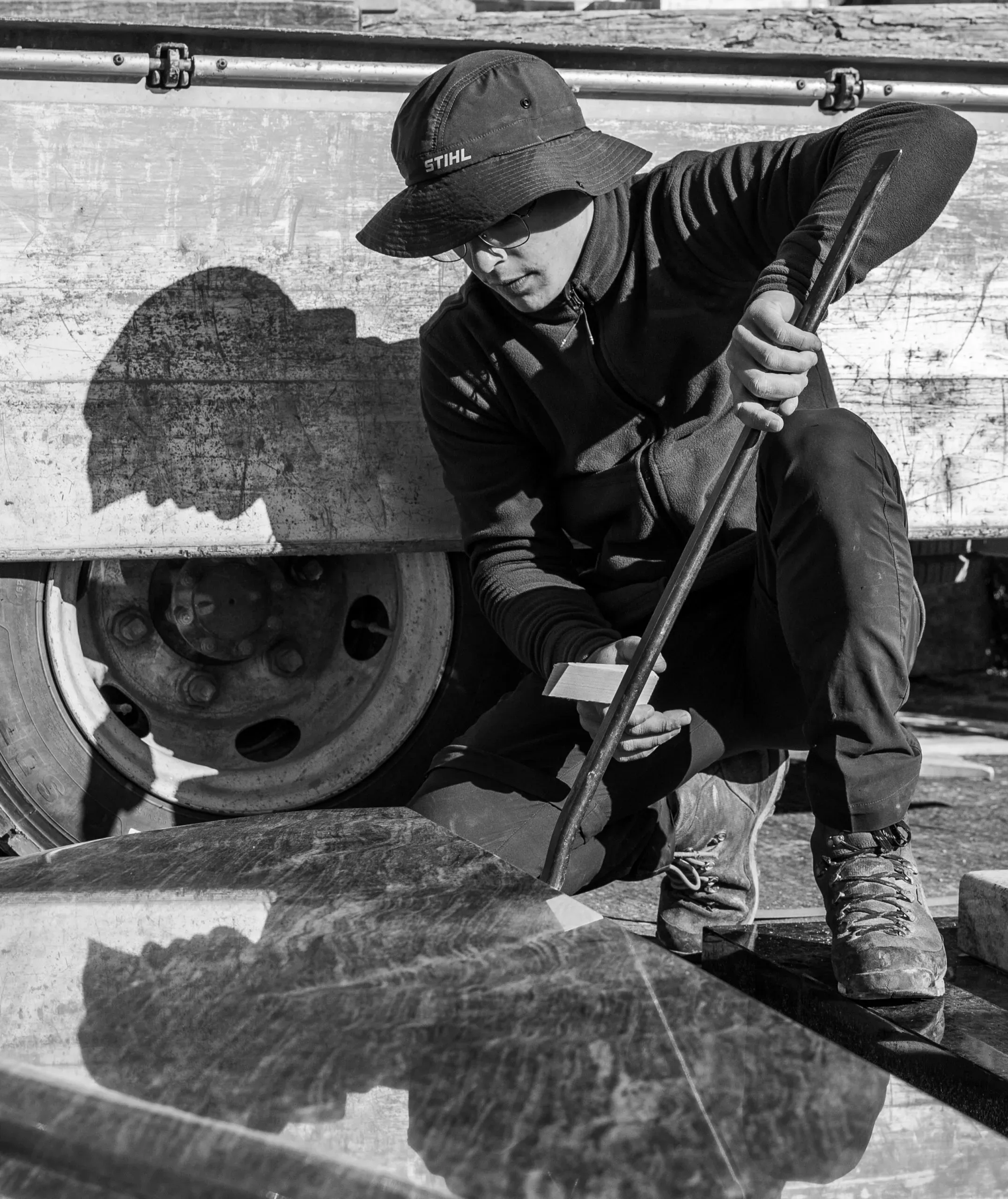 Hugo Maire, marbrier funéraire au travail sur un chantier d'aménagement.