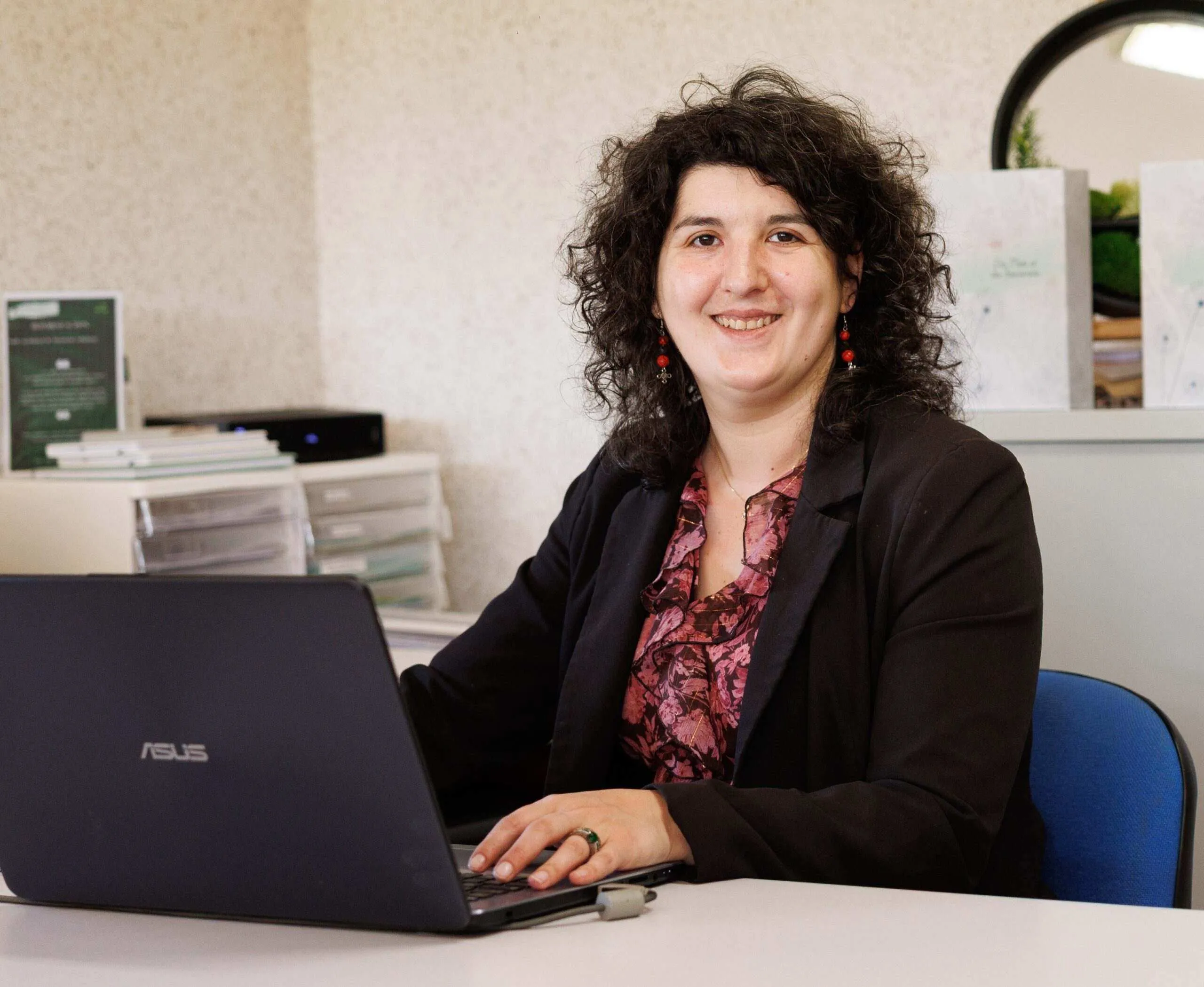 Lucile Bey, conseillère funéraire à son poste de travail.