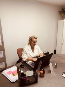 fleurs dans un vase dans un cimetiere