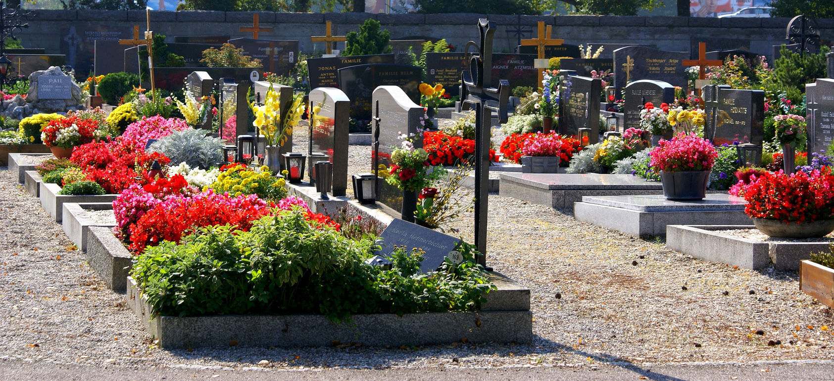Le nettoyage et entretien du monument funéraire