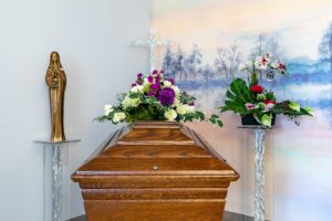 fleurs dans un vase dans un cimetiere