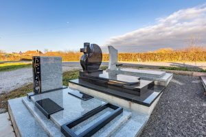 fleurs dans un vase dans un cimetiere